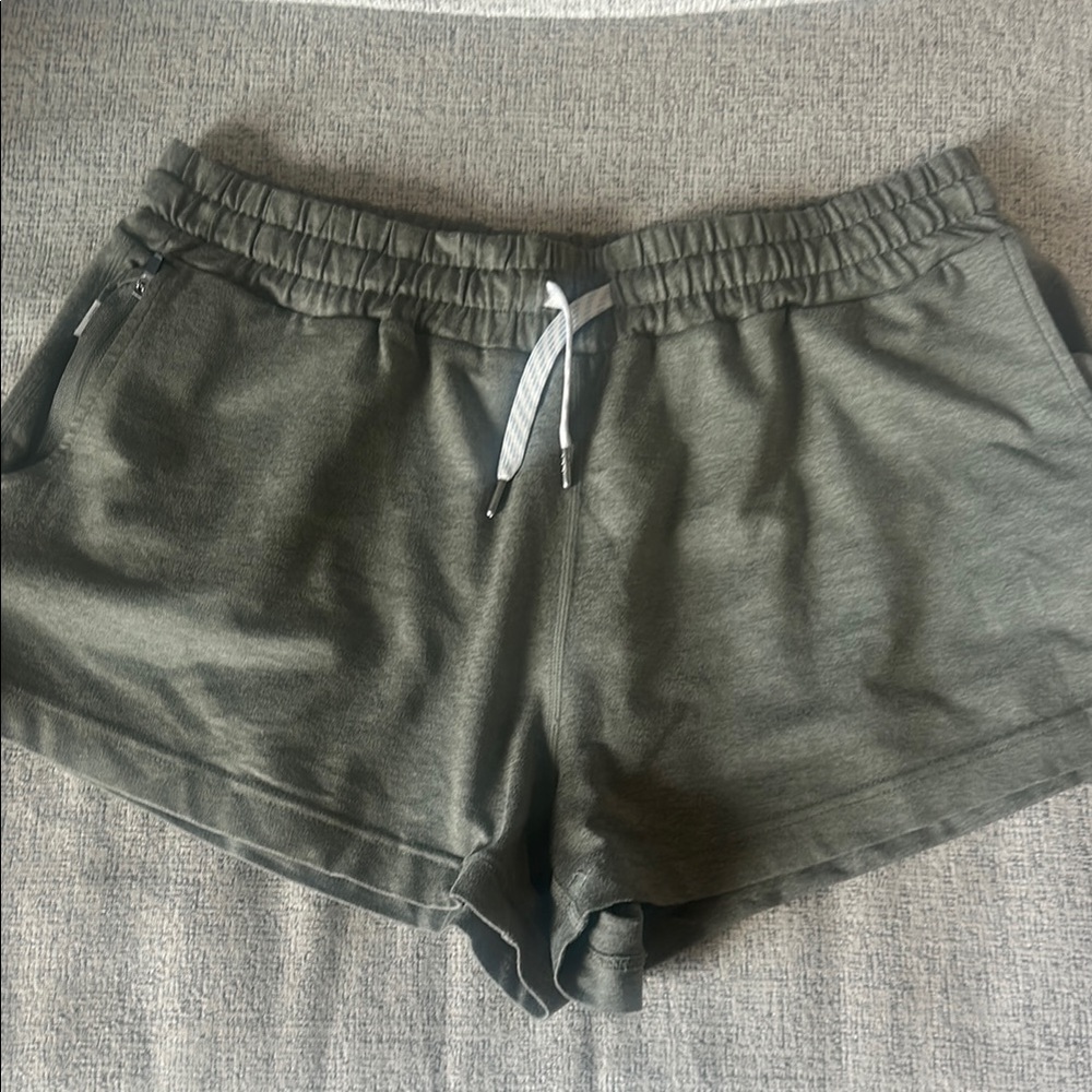 Vuori Halo Women's Medium Olive Green Shorts